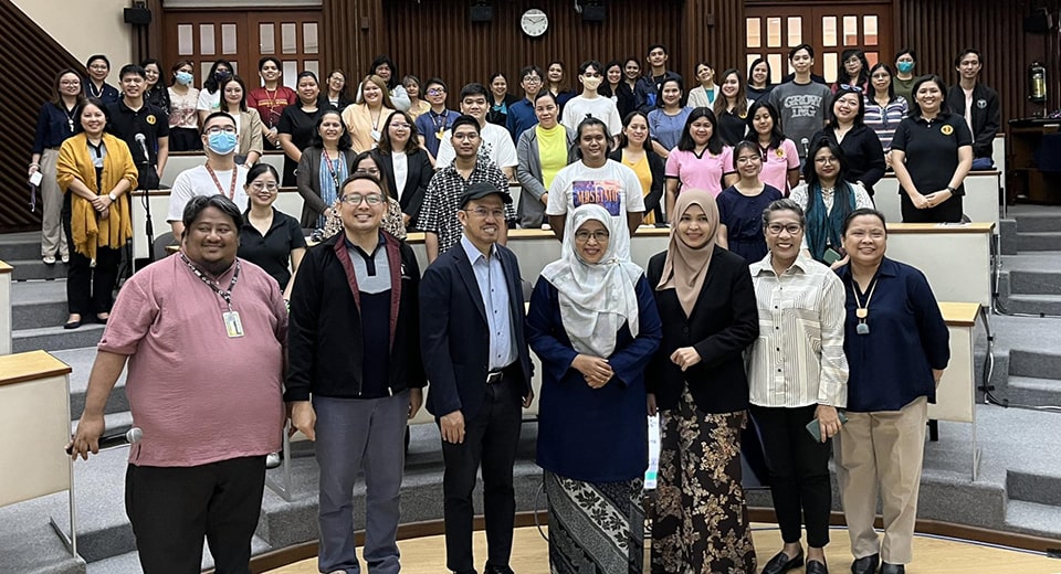 (L-R) Dr. Ronilo Jose D. Flores, UPLB GS associate dean; Dr. Jomar F. Rabajante, UPLB GS dean; Dr. Glenn B. Gregorio, SEARCA center director; Dr. Nur Azura binti Adam, SEARCA deputy director for programs; Dr. Firdaus Mukhtar, professor of Clinical Psychology and Deputy Dean for Admission, Institutional Relations & Financial Aid Unit, UPM SGS; Dr. Pamela A. Custodio, UPLB GS secretary; and Dr. Maria Cristeta N. Cuaresma, senior program head, SEARCA ECLD.