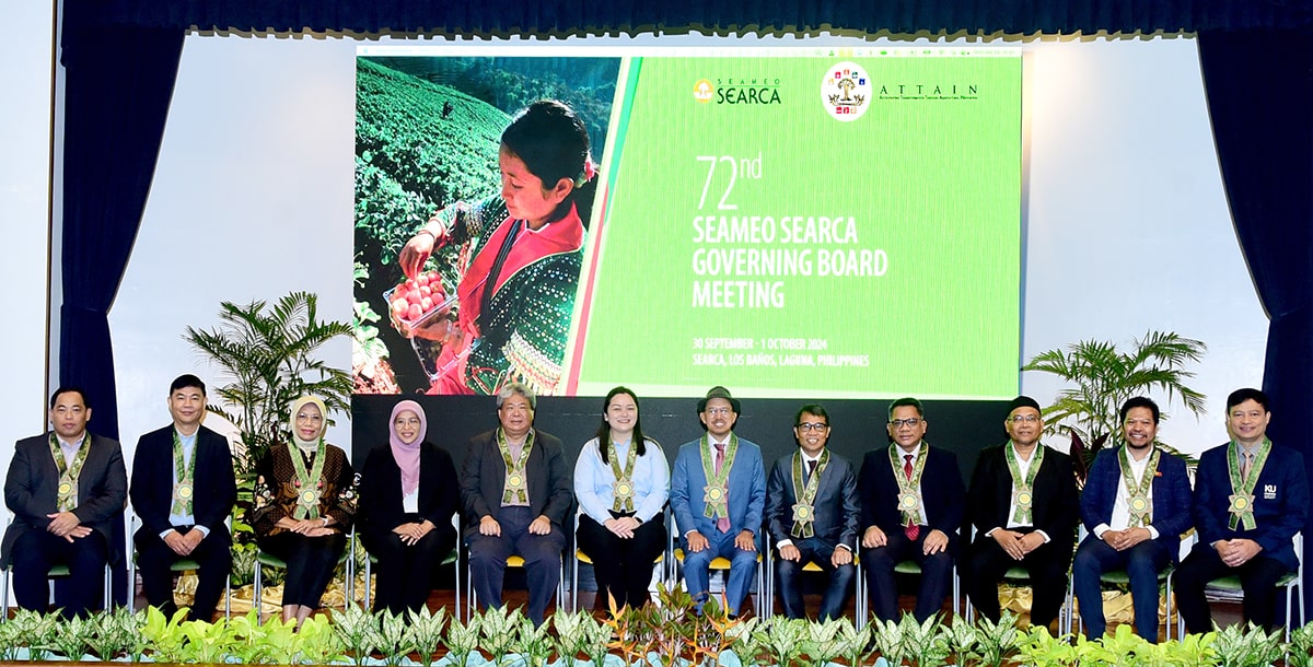SEARCA GB members present at this year's meeting are (from left) Dr. Suhaimi bin Haji Abdul Wahab of Brunei Darussalam, Assoc. Prof. Dr. Huon Thavrak of Cambodia, Prof. Dra. Tjitjik Srie Tjahjandari of Indonesia, Assoc. Prof. Dr. Chew Fook Tim of Singapore (fifth from left), Dr. Glenn Gregorio of SEARCA (sixth from right), Mr. John Arnold Siena of SEAMES (fifth from right), Dr. Jose Camacho, Jr. of the Philippines (fourth from right), YBhg Prof. Dr. Nazamid bin Saari of Malaysia (third from right), Assoc. Prof. Dr. Acacio Cardoso Amaral of Timor-Leste (second from right), and Prof. Dr. Dokrak Marod of Thailand (rightmost). Also in the photo are Assistant Secretary Georgina Ann Hernandez-Yang of the Philippine Department of Education (sixth from left) and Dr. Nur Azura Adam of SEARCA (fourth from left).