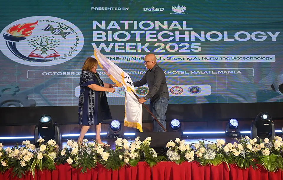 Ms. Lormelyn Claudio of ERDB accepts the NBW host role from Dr. Ebenezar Beloy of DepEd during the closing program.