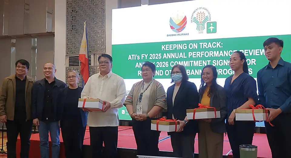 Dr. Ernesto Brown (fourth from left), Project Team Leader; Dr. Fezoil Luz Decena (fourth from right), Agriculture and Fisheries Extension Expert; Agriculturist Ivy Rosemarie Ortiguero (third from right), Technical Writer; and Ms. Abby Grace Bermejo (second from right) and Mr. Jasper Dane Dela Cueva (rightmost), both SEARCA project staff, receive tokens from DA-ATI following their presentation. ([i]Photo by DA-ATI Central Luzon[/i])
