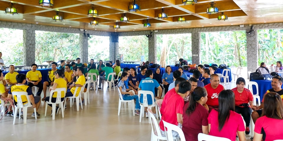 Meron o Wala. All four teams waiting for their assigned value to be called: singko, dies, kinse, bente.