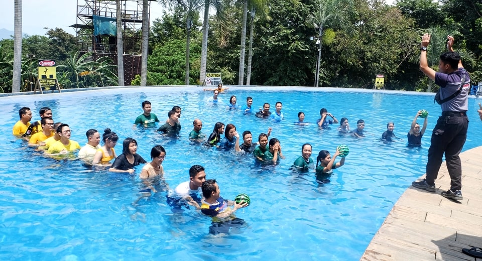 Submarine. The teams preparing to pass the floaters underwater.