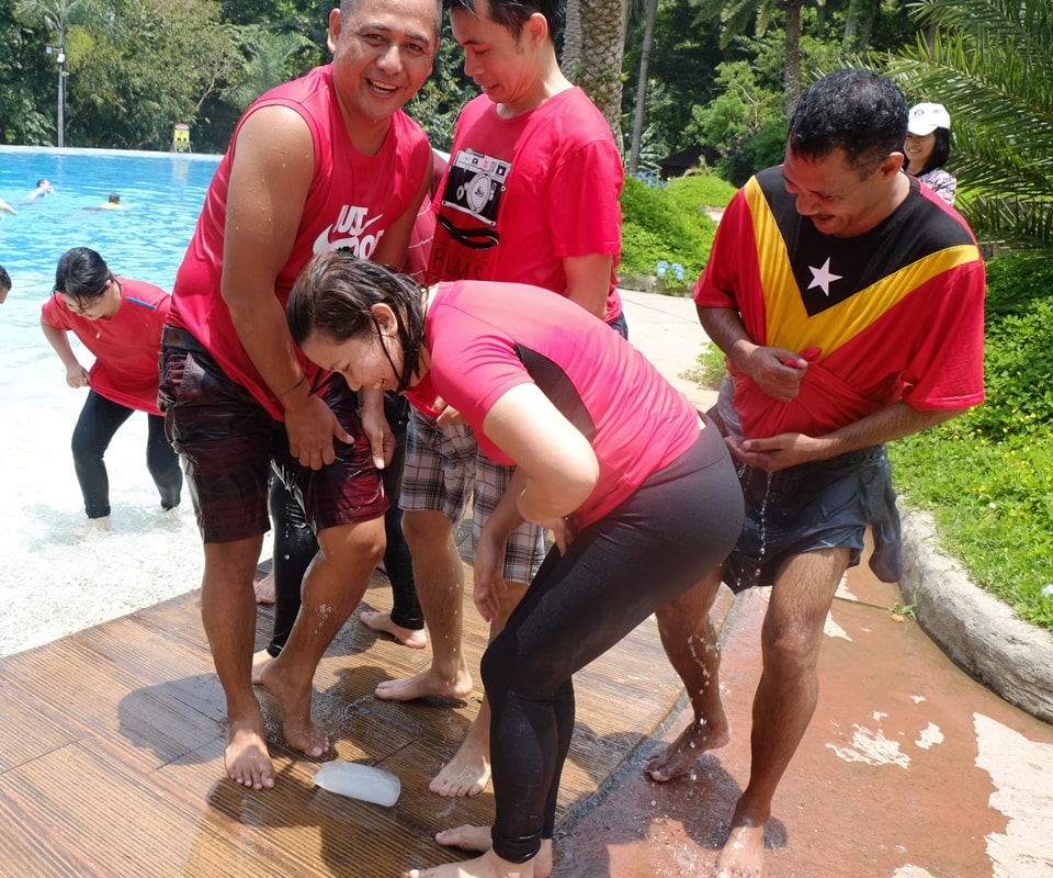 Get Wet and Melt. Maximum effort from Love Team as they tried to melt their block of ice.