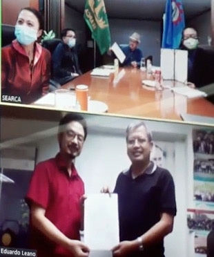 Upper screen: SEARCA Executive Director Dr. Gregorio (center) and Mr. Florendo (right-most) display signed MOU from the Los Baños office in the Philippines. (Left to right) Ms Carlos and Dr Ancog of the Emerging Innovation for Growth Department (EIGD) witness the cross-country virtual ceremony.
Lower screen: NACA Director General Dr. Huang and Coordinator for Aquatic Animal Health Dr. Leaño flash signed MOU from Bangkok, Thailand, headquarters.