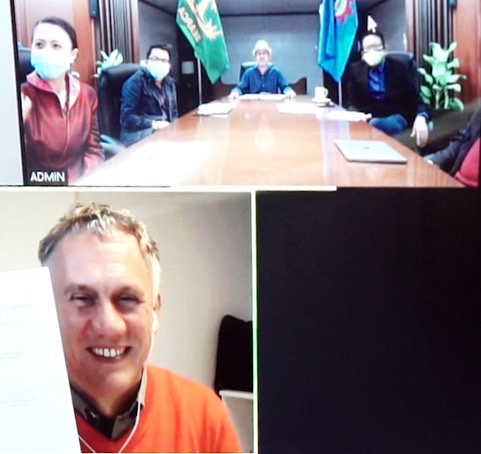 Upper screen, from right: SEARCA Deputy Director Joselito G. Florendo, Director Glenn B. Gregorio, EIG lead Rico C. Ancog, and EIG Program Specialist Lichelle Dara E. Carlos at the MOU signing ceremony on 7 October 2020.

Lower screen: ILI Board Member Bruno Vandermeulen show the MOU signed in Brussels.
