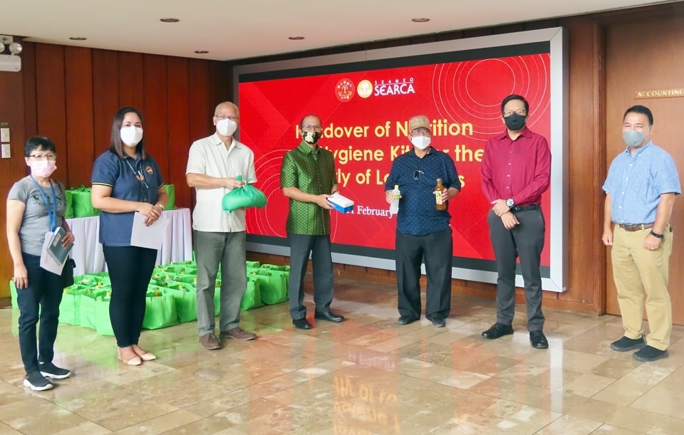 On behalf of the senior citizens of Los Baños, Municipal Mayor Antonio L. Kalaw (third from right) holds a bottle each of calamansi concentrate and alcohol and Mr. Florentino O. Montemayor, President of the Los Baños Federation of Senior Citizens, holds 5 kg of brown rice received from SEARCA Director Dr. Glenn B. Gregorio (center). With them in the photo are Mr. Joselito G. Florendo (second from right), SEARCA Deputy Director for Administration; Dr. Romeo V. Labios (rightmost), Operations Consultant for Partnerships, Ms. Hanna Lavina (second from left) who heads the Los Baños Municipal Social Welfare Department, and a representative from the Los Baños Federation of Senior Citizens.
