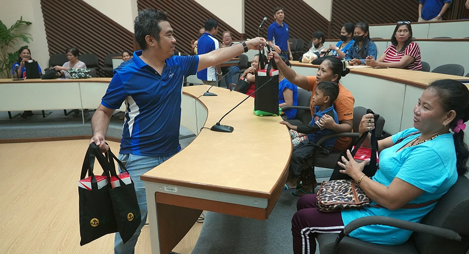SEARCA and Unilab distribute vitamins and vegetable seeds to the farmers.