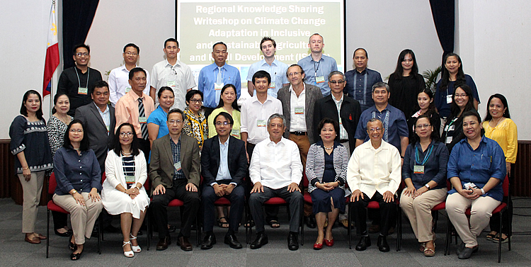 The participants and organizers of the Regional Knowledge Sharing Writeshop on CCA in ISARD pose for posterity.  Photo includes Dr. Gil C. Saguiguit, Jr., SEARCA Director, at the center, front row; to his left, Commissioner Naderev M. Sa&ntilde;o of the Climate Change Commission, Philippines; and Dr. Rodel D. Lasco, Scientific Director of OML Center. Dr. Percy E. Sajise, SEARCA Senior Fellow and Technical Coordinator of the writeshop, is third from the right, front row.