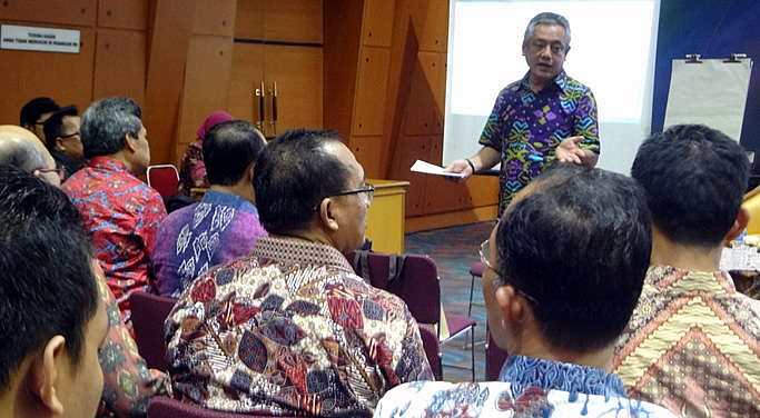 Dr. Gil C. Saguiguit, Jr., SEARCA Director, leads discussion on TVET as a priority area with Indonesian MOEC representatives. Aside from SEARCA, BIOTROP and VOCTECH were the SEAMEO centers in this sub-group for the center directors&rsquo; workshop.