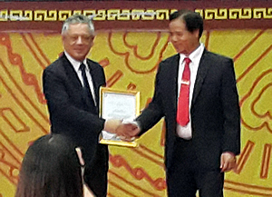 Dr. Saguiguit (left) receives from Dr. Dien a plaque of appreciation for SEARCA&rsquo;s support to LDEM and other TUAF activities.