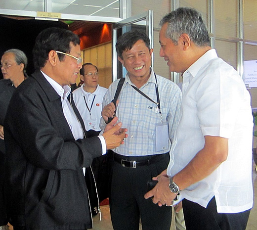 Minister Myint Hlaing (left) thanks Dr. Saguiguit (right) for SEARCA&rsquo;s efforts to develop human resources in Myanmar's agriculture sector. Looking on is Dr. Tin Htut (center), Permanent Secretary of MOAI, who coordinates the seven departments under the Ministry and assists the Minister in managing the MOAI.