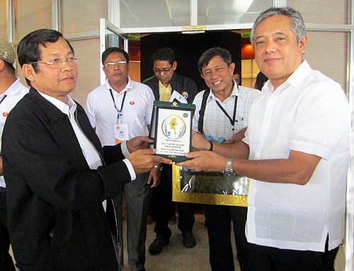 Union Minister for Agriculture and Irrigation Myint Hlaing (left) presents a plaque to SEARCA Director Gil C. Saguiguit, Jr. as token of appreciation for the work that SEARCA has done for his country&rsquo;s agricultural development.