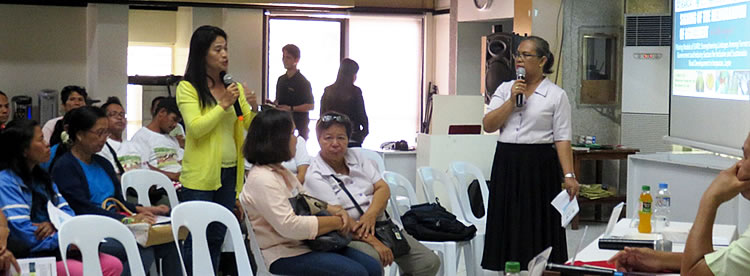 A representative from Cabulisan Women&rsquo;s Association asks questions about vegetable production.
