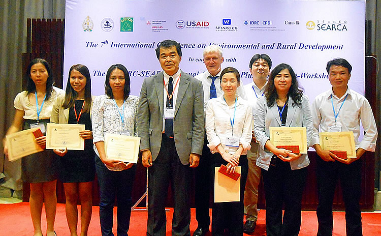 IDRC-SEARCA alumni, Ms. Sreyneang Chheun (second from left) and Mr. Bouavonh Biachampah (rightmost), receive &ldquo;Excellent Paper Award.&rdquo;