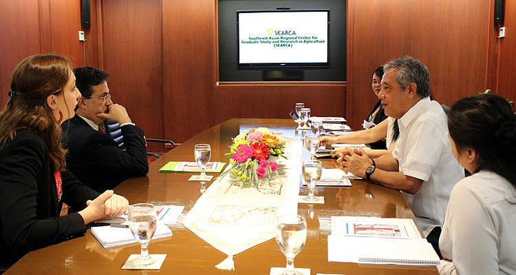 Dr. Saguiguit briefs Ambassador Mathou about SEARCA&rsquo;s programs.