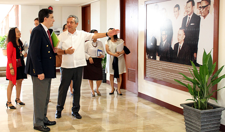 Dr. Saguiguit shares with Ambassador Mathou a bit of history about SEARCA&rsquo;s establishment while on a tour of the Center&rsquo;s facilities.