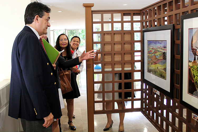 Ambassador Mathou selects a photo keepsake from the gallery of winners of SEARCA&rsquo;s annual photo contest. 