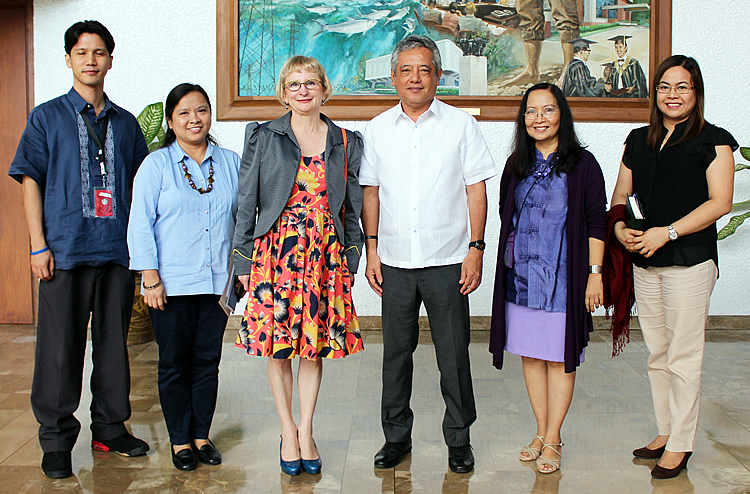 Dr. Gil C. Saguiguit, Jr. (third from right), SEARCA Director, warmly receives Her Excellency Ms. Amanda Gorely (third from left), Ambassador of Australia to the Philippines during her visit to SEARCA. Joining Dr. Saguiguit in welcoming the Ambassador were Dr. Maria Cristeta N. Cuaresma (second from left), Program Head for Graduate Education and Institutional Development; Dr. Maria Celeste H. Cadiz (second from right), Program Head for Knowledge Management; and Mr. Henry M. Custodio (leftmost), Program Specialist, Research and Development; and Ms. Nancy L. De Leon (rightmost), Program Specialist, Project Development and Technical Services (PDTS).
