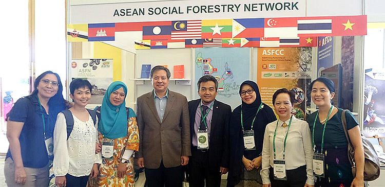 Representatives of the ASFN partners visited the Network&rsquo;s exhibit area before the formal opening program of the APFW 2016. From left to right: Alfi Syakila, ASFN Secretariat; Mary Ann Batas, SEARCA; Sagita Arhidani, ASFN Secretariat; Dr. Ujjwal P. Pradhan, ICRAF; Dian Sukmajaya, ASEAN Secretariat; Ria Susilawati, ASFN Secretariat; Amy M. Lecciones, SEARCA; and Femy Pinto, NTFP-EP. Photo courtesy of the ASFN Secretariat