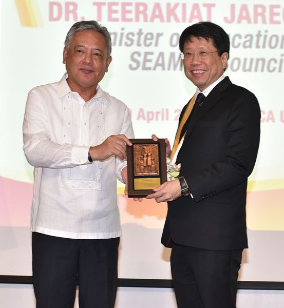 Dr. Gil C. Saguiguit, Jr. presents a miniature replica of the SEARCA Growth Monument to Minister Teerakiat Jareonsettasin as a token of the Center&rsquo;s appreciation.