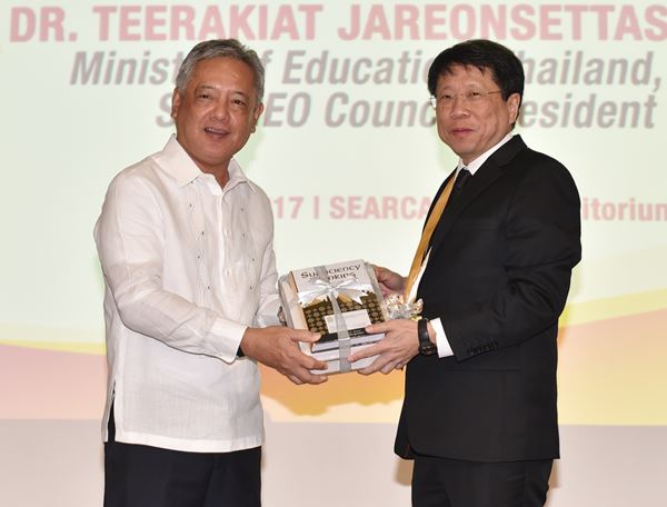 Minister Teerakiat Jareonsettasin presents publications on sufficiency thinking, Thailand and the Sustainable Development Goals, and the life&rsquo;s work of King Bhumibol Adulyadej.