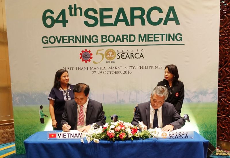 Dr. Gil C. Saguiguit, Jr., SEARCA Director, (front right) and Dr. Tran Van Dien, Rector of Thai Nguyen University of Agriculture and Forestry (TUAF), Vietnam (front left), signed a Memorandum of Understanding for Institutional Cooperation. Witnesses of the MOU signing were Dr. Tinsiri Siribodhi, Deputy Director for Administration and Communication of the Southeast Asian Ministers of Education Organization Secretariat (SEAMES) (behind left), and Dr. Maria Cristeta N. Cuaresma, Program Head of SEARCA&rsquo;s Graduate Education and Institutional Development Department (GEIDD).