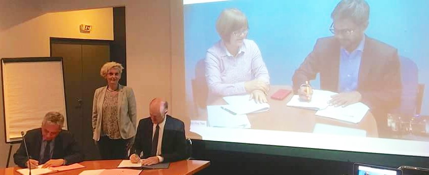 Dr. Saguiguit and Dr. Kosuth signed the MOU with Ms. Modjeska as witness. On the screen were Dr. Shaufique Fahmi Sidique (right), Director of the Institute of Food and Agricultural Policy Research (IFAFP) and Associate Professor at UPM representing Prof. Datin Paduka Dato&rsquo; Dr. Aini Ideris, UPM Vice-Chancellor; and Dr. Tee Tuan Poy of the UPM Faculty of Agriculture.