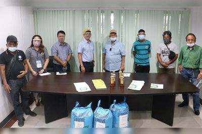 SEARCA presents programs to new Los Baños mayor, donates 3 rice varieties to local farmers