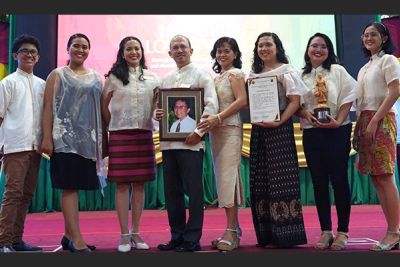 SEARCA Director's family feted with Multi-Generation UPLB Alumni Award
